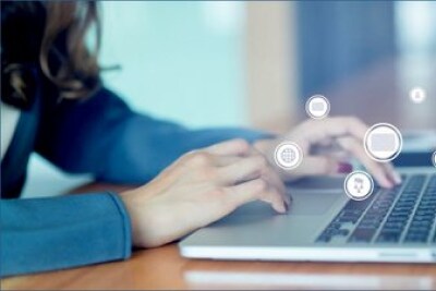 Imagen de manos femeninas escribiendo en una computadora, con iconos dispersos por toda la imagen que muestran dibujos relacionados a Internet y la tecnología.
